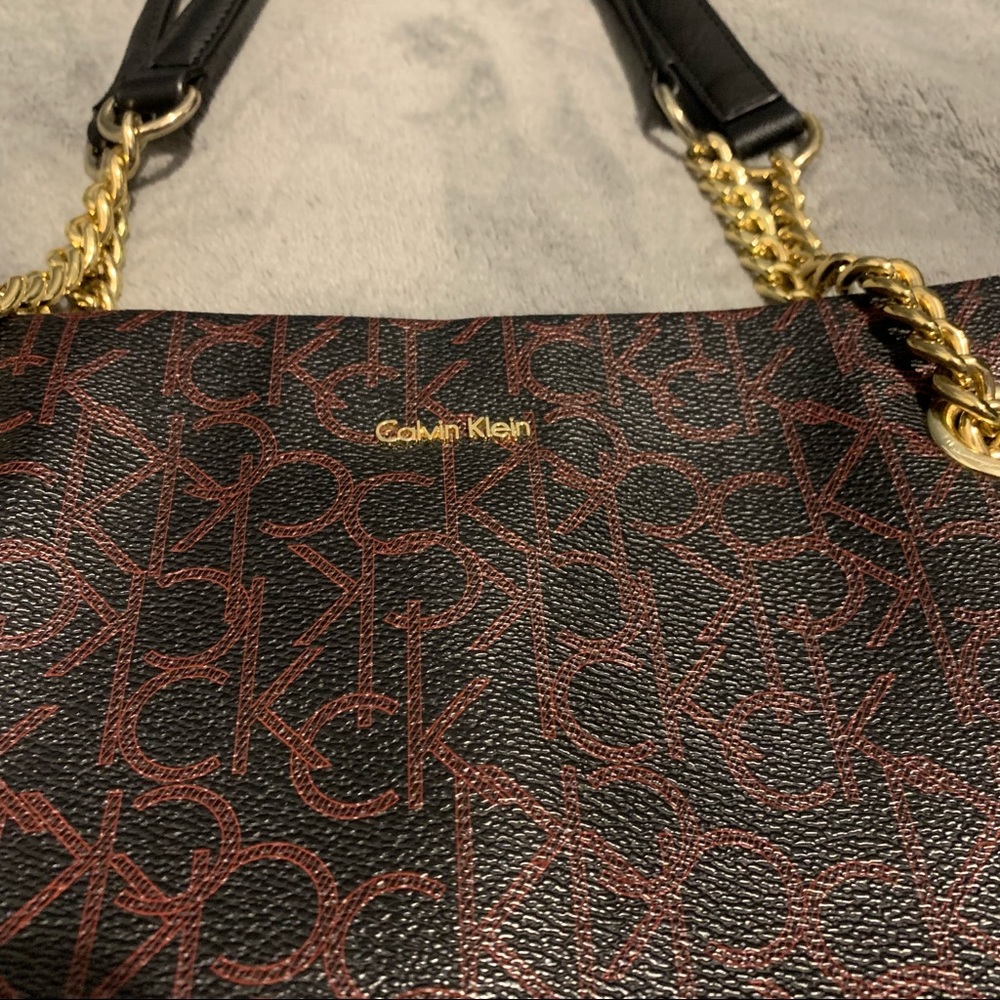 Calvin Klein Gold Chain Shoulder Bag With A Red Monogram Logo And Zipper - Picture 2 of 10